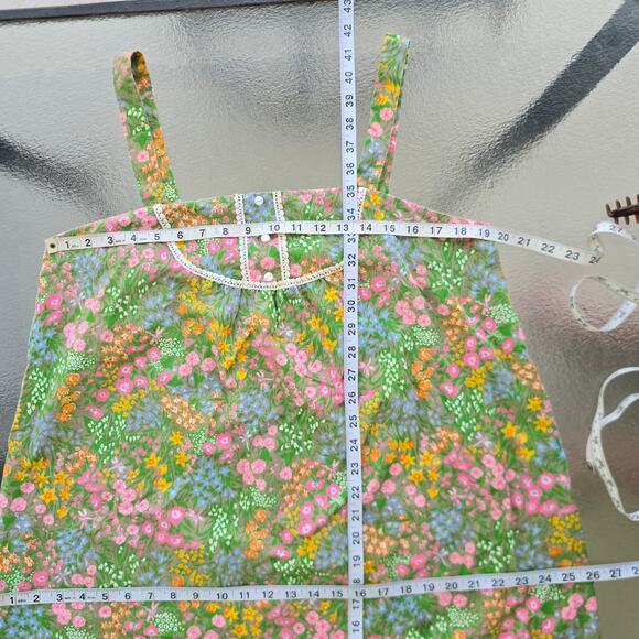 60s Tiffany Loungewear Classic Retro Colors Floral Bib Dress Pockets Sundress M - Picture 12 of 16